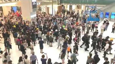 沙田新城市廣場市民為黑衣人歸來而歡呼！