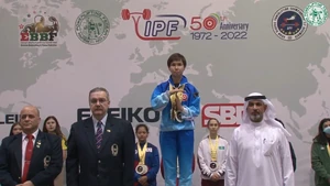 運動員連煒楨立即做出手勢要求暫停