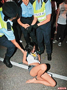 「好痛喔！警察搣我呀！」