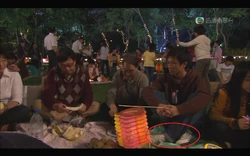 1996年中秋時已有人流行穿著Converse球鞋，賞月情節（第1集）