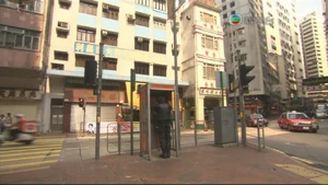 第五集中，出現以往的橙色電話亭，不過交通燈柱上的裝置和出現金色空調九巴就穿崩了。