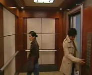 Phone in lift2.png (104 KB) 于sir按定了層數,之後電梯門關閉。