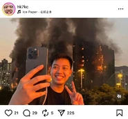 事前被網民發現Kenny於火災當日到現場自拍，還面對鏡頭「燦笑比YA」
