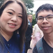 羅淑佩與羅哲琛合照