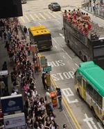 港女們為親近裸男的排隊人龍