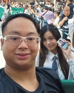503951051 18375061942120739 1199678538031684814 n.jpg (134 KB) 合照對象為偶像女生成員黃可盈(Melanie)