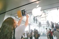 1008-00176-009b2.jpg (40 KB) 有市民用iPad替旗艦店標誌拍照留念。(東方日報)