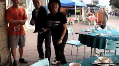 A woman missed her shark fin soup in Hong Kong 我要食魚翅呀