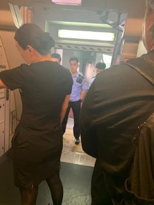 -7pavYsUtuwjVNaAETqJii1T6SxawHU6TAruwEwK7sA.jpg (90 KB) 譚先生講述昨晚6時許抵達北京,艙門良久未有開啟,後來被傳召要求落機,遭公安鎖上手扣帶到羈留所。這是艙門打開一刻他拍下的照片