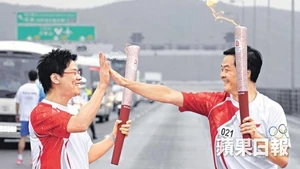 2008年梁振英傳遞奧運聖火時交棒予陳志雲，兩人興奮拍手，舊照在網上瘋傳。