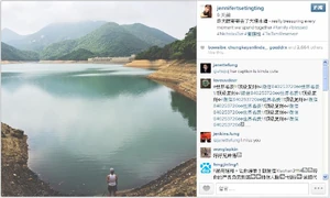 謝霆鋒的背影，強調是身在大潭水塘