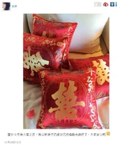 婚禮當天下午，她拍下了四個有「喜」字的咕o臣，張貼上微博，狀似十分輕鬆[11]