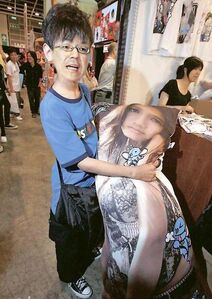一名13歲男童購買周秀娜抱枕的新聞圖片，套上陶傑容貌的改圖