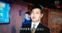 1359713643 3506.jpg (114 KB) 范國威受訪期間,一名男士從後步至