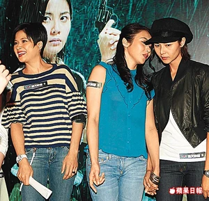 17ec4p2new.jpg (138 KB) 邵美琪和蒙嘉慧同場宣傳,中間要隔著黎姿避免尷尬(《蘋果日報》照片)