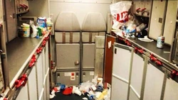 由空姐上載的圖片可見有不少櫃門被打開