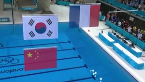 2012073002.jpg (83 KB) 在男子200米自由式頒獎禮上,韓國及中國國旗以「一上一下」方式展示。