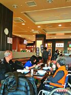 有網友拍攝到伊健與家人在往箱根中途的餐廳午膳。