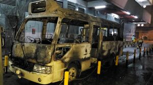 1569940063 f4bf.jpg (186 KB) 小巴被燒剩支架,而車牌幾可辨認是涉事車輛