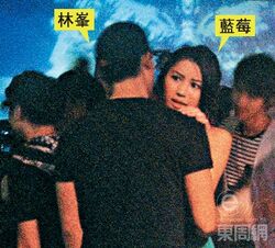 4 nlamfung.jpg (160 KB) 林峯與藍莓在夜店內不但十指緊扣,還旁若無人地摟摟抱抱,表現非常親暱,儼如熱戀中的男女。