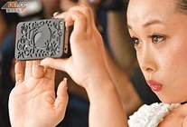 1007-00176-027b3.jpg (30 KB) 參加悼念喬布斯的市民含淚拍下現場情況。(東方日報)