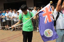 示威人士的香港旗被人毀壞後旗桿分體