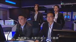 鐘仔在控制室handle operation，場合好像他旁述球賽一樣。