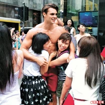 四眼少女排了半小時才影到合照，難怪興奮尖叫。（蘋果日報照片）