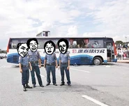 血案現場留影四警降職