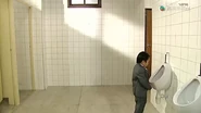 小朋友譚真一自行往廁所小便，但尿兜的位置卻比他「小弟弟」為高。