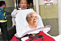 感冒童（身後的救護員是曾鈺成）