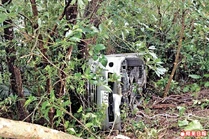 孫耀威在微博張貼女友陳美詩駕駛的車撞到九十度翻側，全車盡毀。