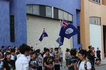 9月16日水貨倉晉科中心外，有人揮舞香港旗