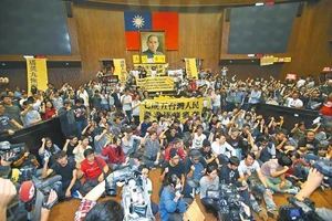 立法院內聚滿佔領的學生，力抗警方（《蘋果日報》圖片）