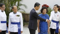 1413612241 0b70.jpg (171 KB) 首張合照,貌合神離