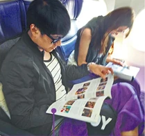 有讀者向蘋果日報提供一張蕭正楠與黃翠如在馬航商務機艙內的照片，而經查證下，發現相中的座位款式、紫色毛氈及扶手位等，與馬航機艙一樣。