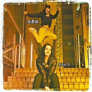 Lisa S.成功懷孕，吳彥祖開心到跳起。 (微博圖片)