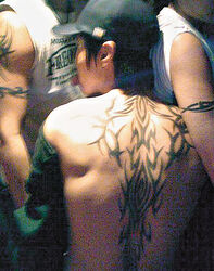 521.jpg (109 KB) 陳柏宇背部的大紋身,有網民認為是阻礙他星途發展的重要原因