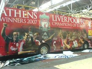 Liverpool bus.jpg (53 KB) 利物浦原為2007年歐冠盃決賽預先製造「勝利巡遊」巴士,但最後鎩羽而回,利迷又遭恥笑