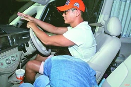 楊怡伏在羅仲謙要害上，但「小謙謙」並沒有探頭出來和大家見面，讓網民想起劉公子形容「羅仲謙唔大」這句說話。