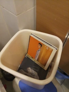 有網民氣得把鍾鎮濤丟進垃圾桶