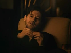 Alberto Falcone postać z miniserialu Pingwin z 2024 roku.