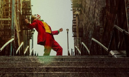 Joker tańczący na schodach.