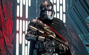 Phasma patroluje korytarze bazy Starkiller przed porwaniem jej przez Chewbacce