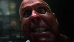 Sadystyczny uśmiech Agenta Orange.