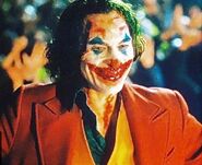 Joker, rozkoszując się okrzykami i wsparciem swoich klaunów z zakrwawionym uśmiechem.