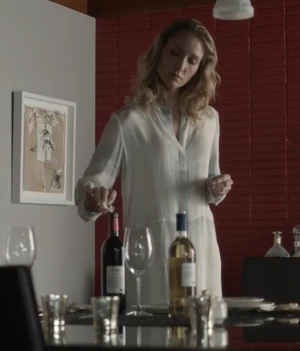 Laura drugging Alison's wine