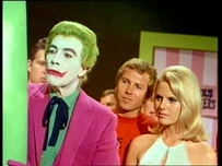 1893960180.jpg (98 KB) Looking powerful and snooty...