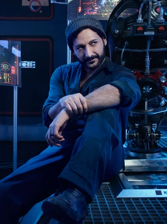 Cas Anvar as Alex Kamal