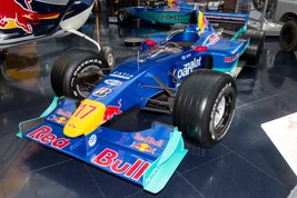 Sauber C19 front-left 2017 Hangar-7